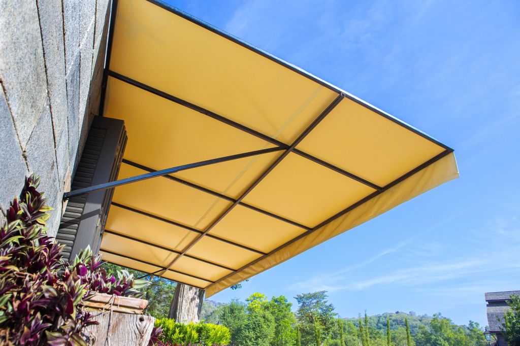 Store banne sur une terrasse avec toile acrylique